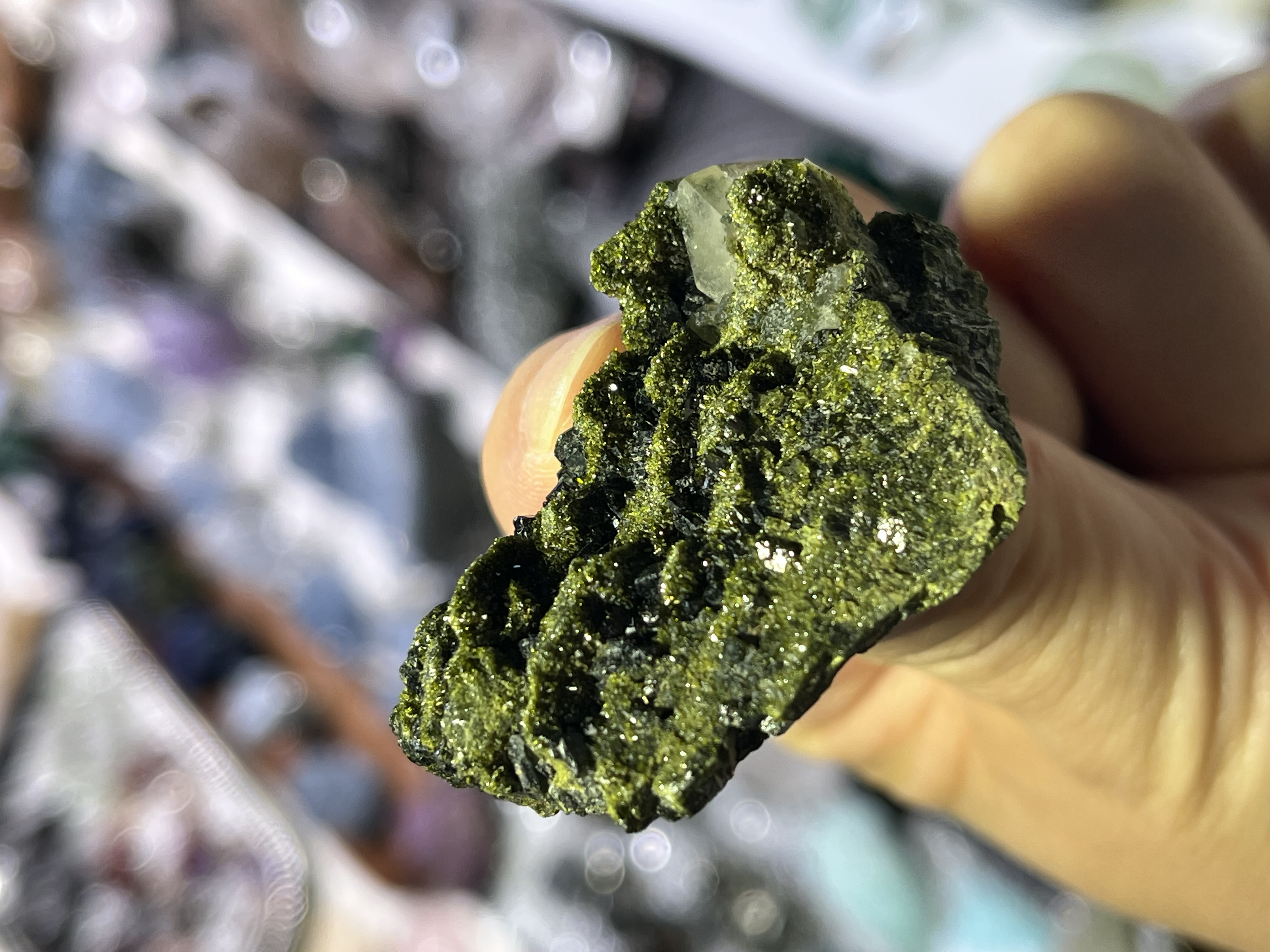 岩值 — 黃綠色柱狀晶體叢生於岩石母岩